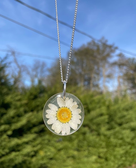 Etsy daisy necklace deals