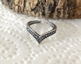 Adjustable Oxidized Sterling Silver V Toe Ring