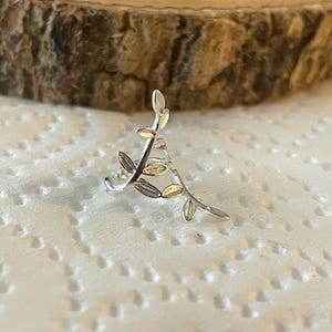 Bijou d'oreille incurvé avec feuilles en miroir • Bijou d'oreille en argent sterling
