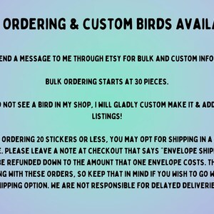 Może przedstawiać: Tekst na jasnoniebieskim i fioletowym tle z napisami "Bulk Ordering & Custom Birds Available!"  "Proszę o wysłanie wiadomości do mnie przez Etsy w celu uzyskania informacji o zam&oacute;wieniach hurtowych i niestandardowych." "Zam&oacute;wienia hurtowe zaczynają się od 30 sztuk." "Jeśli nie widzisz ptaka w moim sklepie, chętnie go wykonam na zam&oacute;wienie i dodam do moich ofert!" "Jeśli zamawiasz 20 naklejek lub mniej, możesz wybrać wysyłkę w standardowej kopercie. Zostaw notatkę przy kasie, kt&oacute;ra brzmi "wysyłka w kopercie", a otrzymasz zwrot pieniędzy do kwoty, jaką kosztuje jedna koperta. Nie ma śledzenia w przypadku tych zam&oacute;wień, więc pamiętaj o tym, jeśli chcesz skorzystać z tej opcji wysyłki. Nie ponosimy odpowiedzialności za op&oacute;źnienia w dostawie."