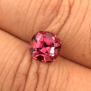 2.65カラットの絶妙なカスタムカットのホットピンクルーストルマリン、コンゴ民主共和国産、サイズ：8.3x8.1x6.1 mm、ジュエリー、ギフト、婚約用