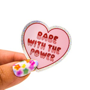 Adesivo Babe with the Power | Adesivo Holográfico em Forma de Coração | Inspirado em Labirinto e David Bowie | Decalque de Vinil Rosa | Presente Bonito para Fãs
