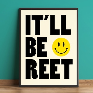 Peut inclure: Une affiche encadrée avec les mots "IT'LL BE REET" en lettres noires en gras. Un smiley jaune est au centre. L'affiche est contre un mur turquoise et un sol en bois.