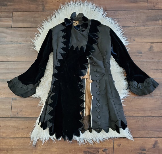 vintage 1890s/1900s velvet jacket with built in bo