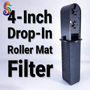 Puede incluir: Un filtro de rodillo de 10 cm de diámetro, negro, para insertar. El filtro tiene un patrón de rejilla y una pequeña perilla en la parte superior.
