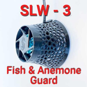 Puede incluir: Un protector negro para peces y anémonas para una bomba de acuario. El protector está hecho de un diseño de malla impreso en 3D. El texto "SLW - 3" es visible en letras rojas.