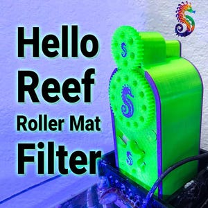 Puede incluir: Filtro de estera enrollable verde brillante con el texto "Hello Reef Roller Mat Filter". El filtro tiene un diseño de caballito de mar en los engranajes. Diseñado para un acuario.