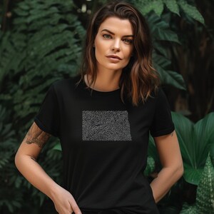 Erhältlich für alle Bundesstaaten: North Dakota Pride Fingerabdruck Bundesstaat Karte T-Shirt - Tragen Sie den Prairie Spirit des Peace Garden State!