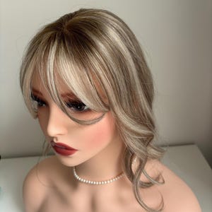 クリップイントッパー 3x4インチ モノベース ヘアピース 女性用 ブロンドカラー ヘアトッパー 前髪付き、前髪ヘア、ヘアバング、フリンジ付きヘアトッパー