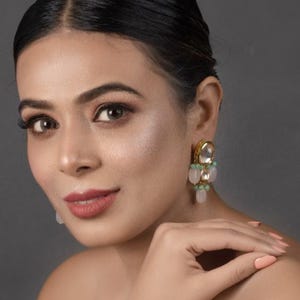 Kleine Kundan Ohrringe: Pinke indische Ohrstecker, goldfarben