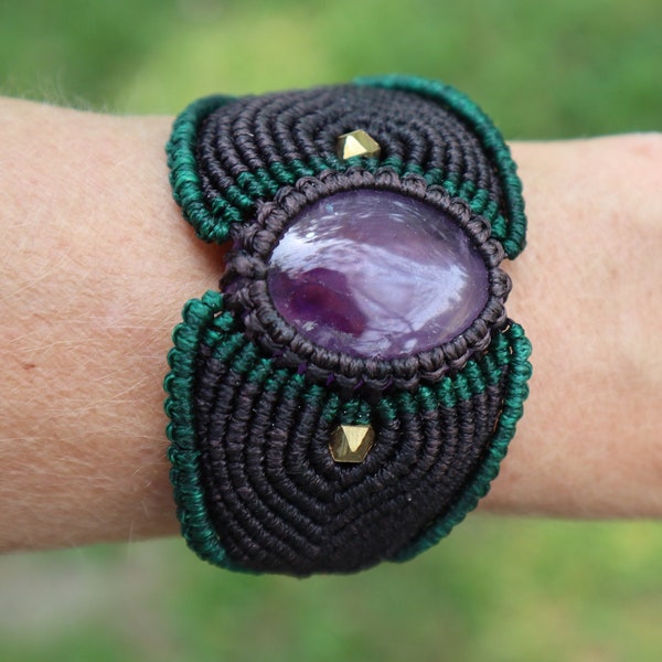 Armband aus handgeknüpftem Macramee mit Amethyst, Macrame, Makramearmband, Schutzstein, Chakra, Zauber, Goa ,Boheme, Elfen