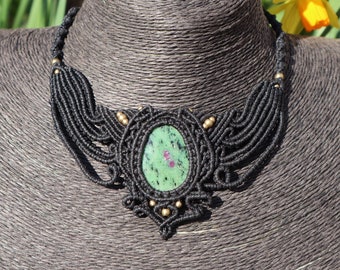 Collier macramé noir avec rubis zoisite, collier artisanal, pierre de guérison, fantaisie, fées, ras de cou macramé