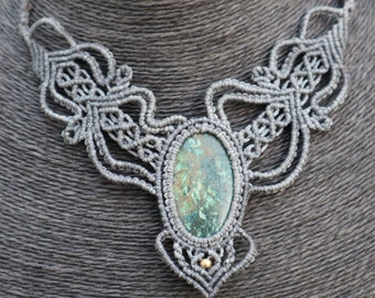 Graues  Makramee Collier mit Chrysocoll, handgearbeitete Kette, Heilstein, Fantasy, Feen, Macrame Choker