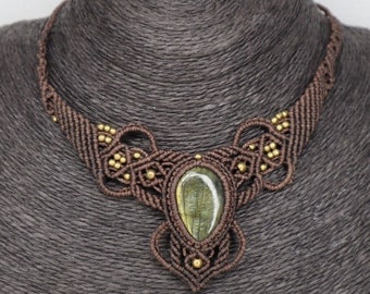 Macrame ketting met labradoriet, donkerbruin, handgemaakte ketting, helende steen, fantasie, feeën, macrame choker