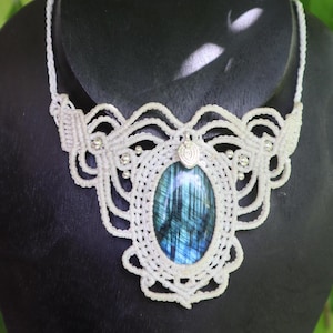 Labradorit Makramee Kette Weiß Silber– Boho Brautschmuck & Elfen Stil – Edle Statement Halskette mit blauem Schimmer