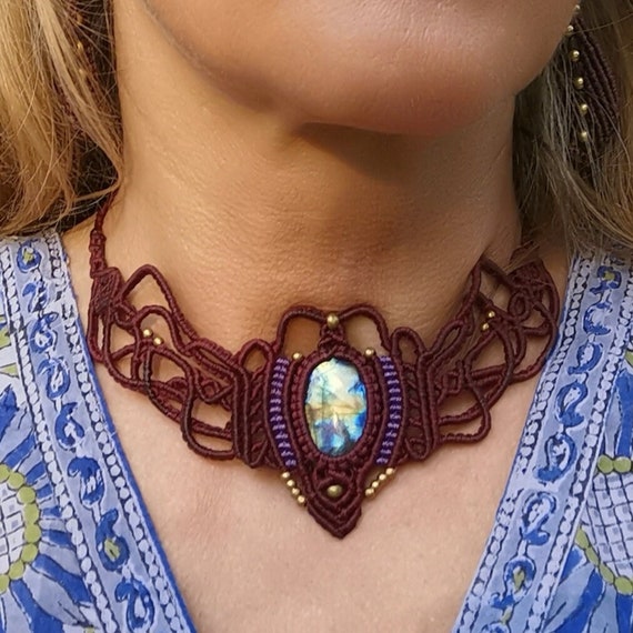 Makramee Collier mit Labradorit, dunkelrot mit lila, handgearbeitete Kette, Heilstein, Fantasy, Feen, Macrame Choker