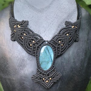 Schwarzes Makramee Collier mit Labradorit, handgearbeitete Kette, Heilstein, Fantasy, Feen, Macrame Choker