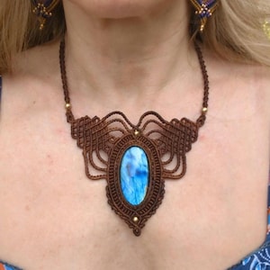 Reddish-brown macrame necklace with labradorite, handmade necklace, healing stone, fantasy, fairies, macrame choker