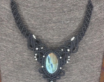 Schwarzes Makramee Collier mit blautürkisem Labradorit und silberfarbenen Metallperlen,Wicca, Gothic,  Fantasy, Feen, Macrame Choker