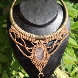 Brass choker with rose quartz, beige, macrame choker with gemstone, healing stone, Goa, elven jewelry fairies, Wicca, Macrame