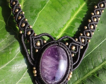 Extra beau collier de macramé violet avec agate mousse, collier artisanal, pierre de guérison, fantaisie, fées, tour de cou en macramé