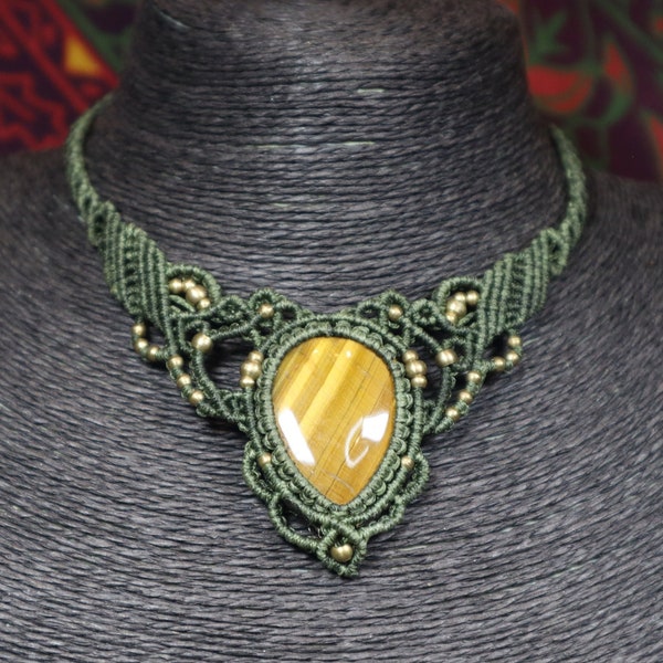 Collier macramé avec oeil de tigre, vert kaki, collier artisanal, pierre de guérison, fantaisie, fées, ras de cou macramé