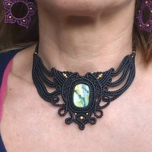 Schwarzes Makramee Collier mit Labradorit, handgearbeitete Kette, Heilstein, Fantasy, Feen, Macrame Choker