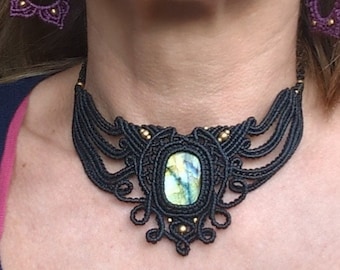 Schwarzes Makramee Collier mit Labradorit, handgearbeitete Kette, Heilstein, Fantasy, Feen, Macrame Choker