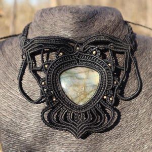 Makramee Collier mit Labradorit, schwarz, handgearbeitete Kette, Heilstein, Fantasy, Feen, Macrame Choker mit Halbedelstein, Gotik