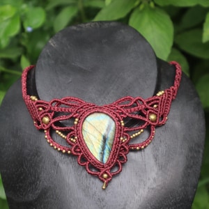 Macrame necklace with labradorite, wine red, handmade necklace, healing stone, fantasy, fairies, macrame choker with semi-precious stone
