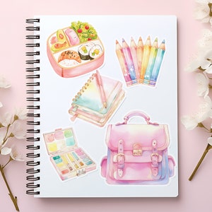Pode incluir: Um conjunto de adesivos coloridos com uma lancheira rosa, uma pilha de cadernos, um conjunto de l&aacute;pis de cor, uma paleta de aquarela e uma mochila rosa.