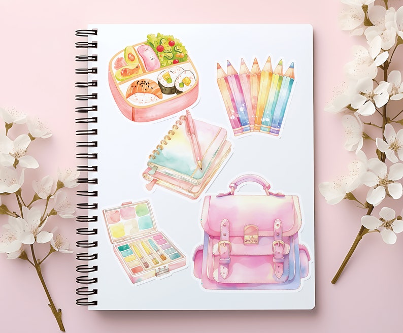 Pode incluir: Um conjunto de adesivos coloridos com uma lancheira rosa, uma pilha de cadernos, um conjunto de l&aacute;pis de cor, uma paleta de aquarela e uma mochila rosa.
