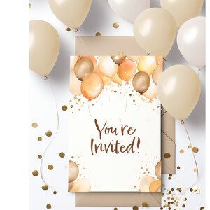 Pu&ograve; includere: Un biglietto bianco con il testo "You're Invited!" circondato da palloncini ad acquerello in tonalit&agrave; di marrone e arancione. Il biglietto &egrave; su uno sfondo bianco con coriandoli dorati.