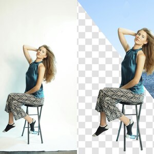 Puede incluir: Una mujer sentada en un taburete con un top turquesa sin mangas y pantalones estampados. Tiene el pelo largo y casta&ntilde;o y lleva calcetines negros.