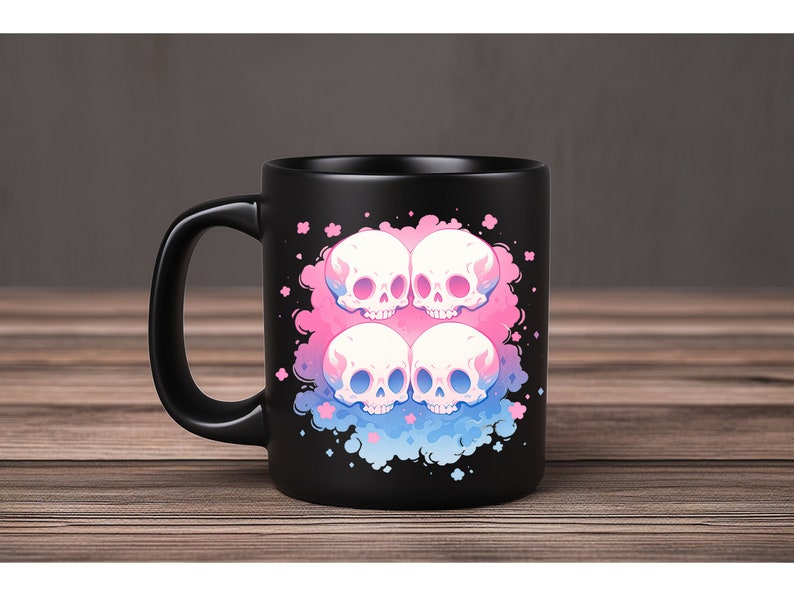 Puede incluir: Taza de cer&aacute;mica negra con un dise&ntilde;o de cuatro calaveras rosas y azules con llamas sobre un fondo de nube rosa y azul.