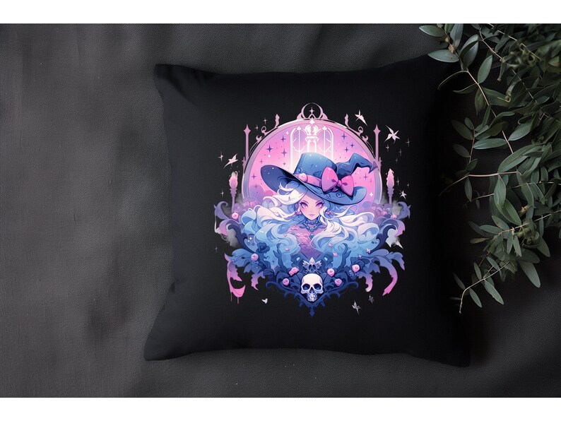 Puede incluir: Una almohada negra con una ilustraci&oacute;n colorida de una bruja con el pelo largo y blanco que lleva un sombrero rosa y azul con un lazo. La bruja est&aacute; rodeada de flores rosas y azules y una calavera.