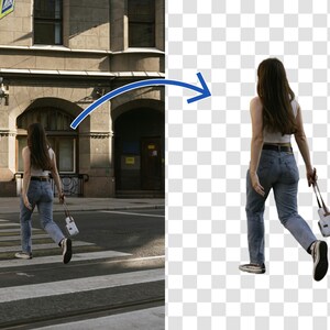 Puede incluir: Una mujer con un top blanco sin mangas y pantalones vaqueros azules camina por un paso de cebra frente a un edificio. Lleva un bolso blanco.