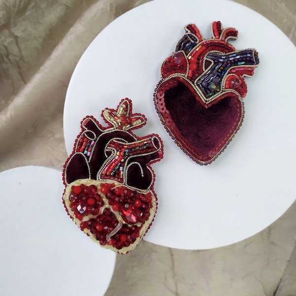 Granada de corazón de broche rojo ucraniano, corazón anatómico de broche, broche rojo grande con cuentas, regalo ucraniano, corazón de joyería, granada de joyería