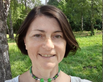 Green necklace with turquoise pendant, green choker with gemstone, short green necklace, necklace with large beads, summer jewelry