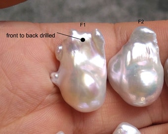 Pode incluir: Oito pérolas barrocas brancas com brilho iridescente, algumas com um furo perfurado, etiquetadas de F1 a F8.