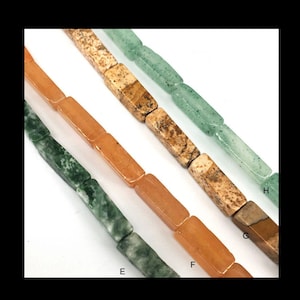 Puede incluir: Tres hebras de cuentas rectangulares de piedras preciosas. La hebra superior es verde, la hebra del medio es naranja y la hebra inferior es marrón con vetas verdes y blancas. Las hebras están etiquetadas con E, F, G y H.