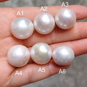 以下が含まれることがあります： A1からA6までラベル付けされた6つの白い真珠。真珠は丸く、滑らかで光沢のある仕上がりです。