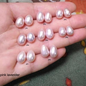 Puede incluir: Presentación de ocho pares de perlas rosa lavanda de diferentes formas y tamaños. Las perlas se muestran en una mano, destacando su brillo y variaciones de color. El texto "pink lavender" es visible en la parte inferior de la imagen.