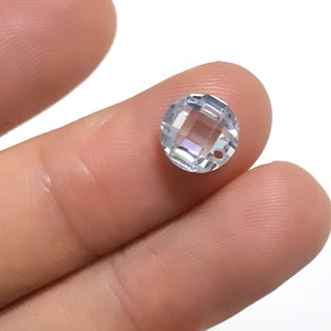 Peut inclure: Une perle en cristal transparente avec un design facetté et un petit trou pour la ficelle.