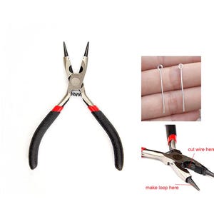 Puede incluir: Alicates de punta redonda con mangos negros y detalles rojos, utilizados para la fabricación de joyas. La imagen también muestra dos alfileres de cabeza plateados y un primer plano de los alicates con el texto "corta el alambre aquí" y "haz un bucle aquí".