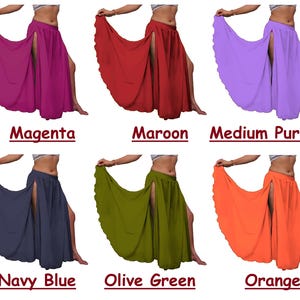 Puede incluir: Una colecci&oacute;n de seis faldas largas y fluidas con aberturas laterales altas, cada una en un color s&oacute;lido diferente: magenta, granate, morado medio, azul marino, verde oliva y naranja. Cada falda presenta una cintura ancha y fruncida.