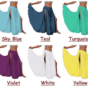 Puede incluir: Una colecci&oacute;n de seis faldas largas y fluidas con aberturas laterales altas, mostradas en azul cielo, verde azulado, turquesa, violeta, blanco y amarillo. Cada falda cuenta con una cintura el&aacute;stica y un dobladillo acampanado, presentadas con sus etiquetas de color.