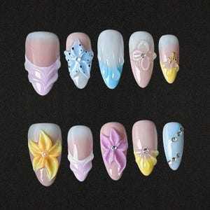 Unhas postiças com flores tropicais 3D: unhas postiças para as férias de verão
