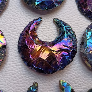 Luna creciente con aura de ángel, luna de cuarzo aura, luna de cuarzo con revestimiento de arcoíris de opalita aura, cristal de aura metafísico con revestimiento de titanio para joyería.