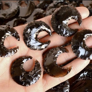 Obsidiaankristal wassende maan, zwarte helende kristallen maan, snijdend metafysisch glas wassende maan genezend kristal voor het maken van sieraden